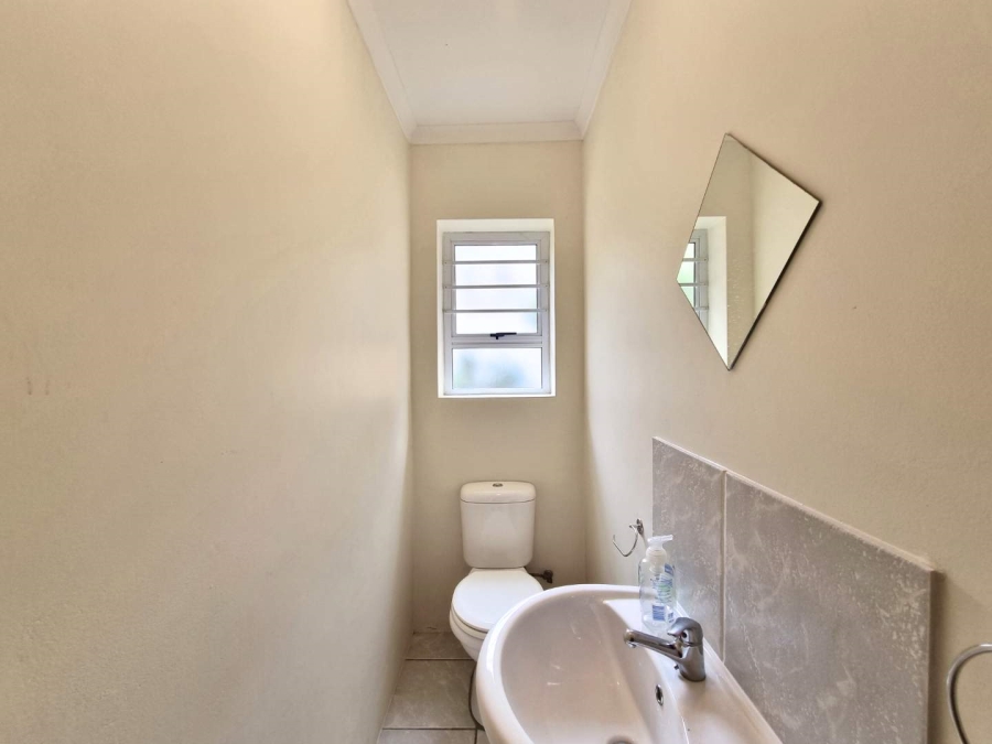 5 Bedroom Property for Sale in Chanteclair Western Cape